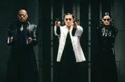 Weil Neo nach wie vor im Koma liegt, machen sich Morpheus (Laurence Fishburne, l.), Trinity (Carrie-Anne Moss, r.) und Seraph (Collin Chou, M.) auf den Weg in Merovingians H&ouml;lle, einen Nachtklub, um ihn zu befreien. Nach z&auml;hen und schlagkr&auml;ftigen "Verhandlungen" wacht er aus seinem Koma auf ...