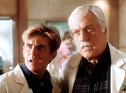 Jesse (Charlie Schlatter, l.) und Mark (Dick Van Dyke, r.) bekommen überraschenden Besuch im Krankenhaus. Jesse (Charlie Schlatter, l.) und Mark (Dick Van Dyke, r.) bekommen überraschenden Besuch im Krankenhaus.