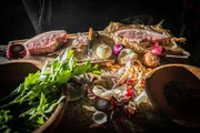 Detailaufnahmen von rohem Fleisch und Gem&uuml;se