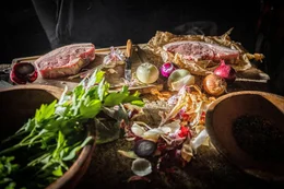 Detailaufnahmen von rohem Fleisch und Gem&uuml;se
