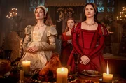 Catherine of Aragon (l., Charlotte Hope) und Princess Mary (r., Sai Bennett).