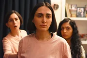 Die T&ouml;chter Revzan (Mahsa Rostami, Mi.) und Sana (Setareh Maleki, re.) erleben die Realit&auml;t der Proteste auf der Stra&szlig;e und in den sozialen Netzwerken: Sie beginnen das System zu hinterfragen &ndash; zum &Auml;rger ihrer Eltern Iman und Najmeh (Soheila Golasteni, li.).
