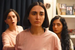 Die T&ouml;chter Revzan (Mahsa Rostami, Mi.) und Sana (Setareh Maleki, re.) erleben die Realit&auml;t der Proteste auf der Stra&szlig;e und in den sozialen Netzwerken: Sie beginnen das System zu hinterfragen &ndash; zum &Auml;rger ihrer Eltern Iman und Najmeh (Soheila Golasteni, li.).