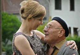 Der pensionierte Meister Willi (Rudolf Wessely, re.) freut sich f&uuml;r Patrizia (Jule B&ouml;we, li.).; ARD Degeto SCHOKOLADE F&Uuml;R DEN CHEF, am Samstag (02.11.24) um 14:00 Uhr im ERSTEN. Der pensionierte Meister Willi (Rudolf Wessely, re.) freut sich f&uuml;r Patrizia (Jule B&ouml;we, li.). &copy; ARD Degeto/Martin Menke, honorarfrei - Verwendung gem&auml;&szlig; der AGB im engen inhaltlichen, redaktionellen Zusammenhang mit genannter Degeto-Sendung und bei Nennung "Bild: ARD Degeto/Martin Menke" (S2). ARD Degeto/Programmplanung und Presse, Tel: 069/1509-335, degeto-presse@degeto.de