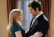 Rosalie (Natalie Alison, l.) lobt Jacob (Andreas Thiele, r.) &uuml;ber alle Ma&szlig;en f&uuml;r seine Arbeit als Portier.