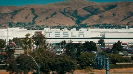 Tesla ist der erfolgreichste Autohersteller der Welt. Unter CEO Elon Musk hat das Unternehmen die Elektromobilit&auml;t revolutioniert. Seit Jahren verspricht Musk, beim autonomen Fahren f&uuml;hrend zu werden, ein Versprechen, das Konsequenzen f&uuml;r die Sicherheit auf &ouml;ffentlichen Stra&szlig;en haben kann.