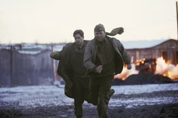 L - R: Colin Farrell als Lt. Thomas W. Hart, Bruce Willis als Col. William A. McNamara