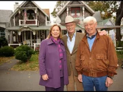 Heide Keller und Siegfried Rauch (l.) zu Gast bei Larry Hagman (m.) in der "Traumschiff"-Folge "Indian Summer"