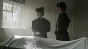 Die Schwägerin des Opfers, Clara Hogg, nimmt Mary Pearcey zur Identifizierung der Toten ins Leichenschauhaus mit. Das auffällige Verhalten von Mary Pearcey lenkt den Verdacht der Polizei auf sie. Die Schwägerin des Opfers, Clara Hogg, nimmt Mary Pearcey zur Identifizierung der Toten ins Leichenschauhaus mit. Das auffällige Verhalten von Mary Pearcey lenkt den Verdacht der Polizei auf sie.