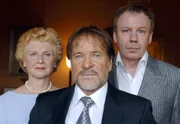Schwester Waltraud (Irm Hermann) und Neffe Marc (Ludger Pistor, re.) m&ouml;chten gerne, dass Firmenchef Ernst Schmitt (G&ouml;tz George) sich zur Ruhe setzt. Doch den Gefallen tut er ihnen nicht.
