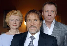 Schwester Waltraud (Irm Hermann) und Neffe Marc (Ludger Pistor, re.) m&ouml;chten gerne, dass Firmenchef Ernst Schmitt (G&ouml;tz George) sich zur Ruhe setzt. Doch den Gefallen tut er ihnen nicht.