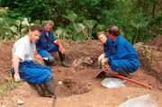 Der franz&ouml;sische Ermittler Jean-Ren&eacute; Ruez (li.) entdeckte mit seinem Team die Massengr&auml;ber, in denen fast 8.000 muslimische Jungen und M&auml;nner aus Srebrenica verscharrt wurden.