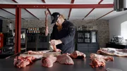 Lucki Maurer beim Zerlegen der Innereien