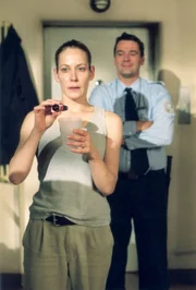 Britta (Stefanie Japp) behauptet vor Hendriks (Ulrich Drewes) Augen, ihrem Leben ein Ende setzen zu wollen und schluckt scheinbar Gift... Britta (Stefanie Japp) behauptet vor Hendriks (Ulrich Drewes) Augen, ihrem Leben ein Ende setzen zu wollen und schluckt scheinbar Gift...