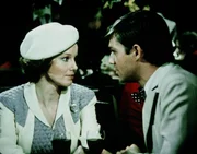 John-Boy (Richard Thomas, r.) verabschiedet sich in New York von seiner Freundin Daisy (Deirdre Lenihan, l.), weil er im Auftrag der Zeitung zur&uuml;ck nach Waltons Mountain f&auml;hrt.