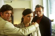 Jupp (Uwe Fellensiek, l.) und Falk (Dirk Martens, r.) st&uuml;tzen Paula Behrmann (Jasmina Djaballah, M.), deren Freund Bodo offenbar Selbstmord begangen hat. Doch dann entpuppt sich der Fall als Mord - und die beiden Ermittler sto&szlig;en in Paulas Vergangenheit auf einen interessanten Fakt ...