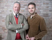 Professor Christian Ahlers (l.) erkl&auml;rt Psychologe Leon Windscheid (r.) wie man das Gef&uuml;hl Leistung beim Sex erbringen zu m&uuml;ssen angeht und wie wichtig Kommunikation f&uuml;r Intimit&auml;t ist.