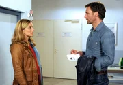 Lisa (Daniela Wutte, l.) versucht verzweifelt, Ole (Patrik Fichte, r.) von ihrem Mutterpass abzulenken.