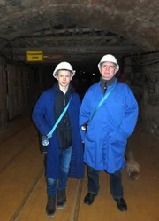 Jonas hat aber auch noch andere Interessen. Mit seinem Opa erkundet er einen alten Bergbauschacht.