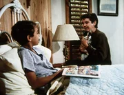 Larry (Danny McMurphy, l.) und Arnie (John Franklin, r.) werden gute Freunde.