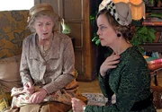 MDR Fernsehen MISS MARPLE: LAUTER REIZENDE ALTE DAMEN, "By The Pricking Of My Thumbs", am Freitag (12.04.13) um 00:30 Uhr. Miss Marple (Geraldine McEwa, li) und Tuppence Beresford (Greta Scacchi) r&auml;tseln &uuml;ber den Tod von Tanta Ada.
