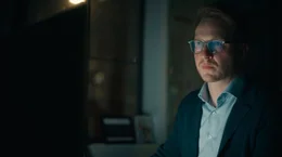 Felix Holtermann, US-Korrespondent des Handelsblatts und Journalist des Investigativteams hinter den Tesla Files, hat in den USA zahlreiche Unfallopfer und Angeh&ouml;rige getroffen, die von Teslas Autopilot-System betroffen sind. Seit vielen Jahren recherchiert er &uuml;ber die Welt des Silicon Valley und beleuchtet, wie die m&auml;chtigsten Akteure der Tech-Industrie unsere Gesellschaft pr&auml;gen.