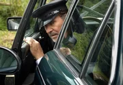 Als Chauffeur verkleidet nimmt Ernst Schmitt (G&ouml;tz George) einen Job in einer seiner Fabriken an, um hier nach dem Rechten zu sehen.