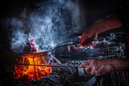 Detailaufnahme beim Anbraten von Fleisch
