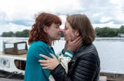 Sasha Sch&uuml;tte (Kaya Leonie Boch, l.) und ihre Freundin Klara Hauser (Nele R&ouml;ssler, r.) haben sich ihre Liebe in der Not mehr als bewiesen.