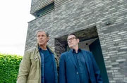 Ein schwerer Gang: Finn (Sven Martinek, l.) und Lars (Ingo Naujoks, r.) m&uuml;ssen die Witwe des Mordopfers vom Tod ihres Lebensgef&auml;hrten unterrichten.