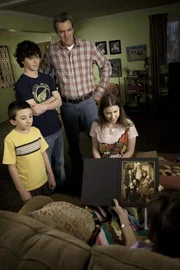 Dieses Mal soll es ein sch&ouml;ner Muttertag f&uuml;r Frankie werden, Brick (Atticus Shaffer, l.), Axl (Charlie McDermott, 2.v.l.), Mike (Neil Flynn, 2.v.r.) und Sue (Eden Sher, r.) haben auch schon einen Plan ...