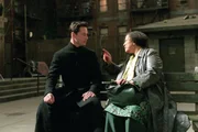 Neo (Keanu Reeves) trifft das Orakel (Gloria Foster) in einem Hinterhof innerhalb der Matrix.