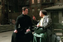 Neo (Keanu Reeves) trifft das Orakel (Gloria Foster) in einem Hinterhof innerhalb der Matrix.