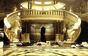 Neo (Keanu Reeves) hat die M&auml;nner des Merowingers besiegt. Wie kommt er von hieraus weiter zur T&uuml;r der geheimen Etage?