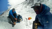 Jake Norton (links) und Sidney Pattison (rechts) bereiten sich vor, bevor sie mit dem Aufstieg beginnen.