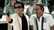 Die Gangster Fernandez (Frank Ramirez, 2.v.l.) und Skullen (Michael Champion, r.) wollen mit Falschgeld einen gro&szlig;en Coup landen.