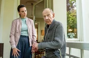 Nina Weiss (Julia E. Lenska, l.) hat herausgefunden, dass Elmar Gerlach (Hans Peter Korff, r.) seine Pflegekraft Sylwia Kowalska adoptieren wollte. Warum?