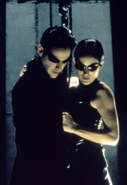 Eine ungew&ouml;hnliche Liebesgeschichte: Neo (Keanu Reeves) und Trinity (Carrie-Anne Moss).