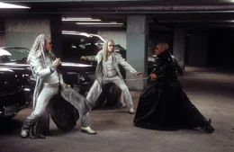 Morpheus (Laurence Fishburne, r.) k&auml;mpft gegen eine Sondereinheit des Merowingers: Twin One (Neil Rayment, l.) und Twin Two (Adrian Rayment).