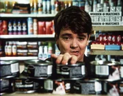 Arnie (John Franklin) besorgt das Futter f&uuml;r seinen Kater Thomas immer ohne Bezahlung - er klaut es einfach.