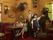 (1. Staffel) - Louis (Randall Park, 2.v.r.), Jessica (Constance Wu, M.), Eddie (Hudson Yang, r.), Emery (Forrest Wheeler, l.) und Evan Huang (Ian Chen, 2.v.l.) ...