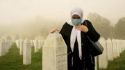 Mirsada Malagic an der Gedenkst&auml;tte von Srebrenica. Sie verlor ihren Mann und ihre beiden S&ouml;hne beim V&ouml;lkermord von Srebrenica.