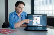 Nina (Julia E. Lenska) und das Team haben herausgefunden, wer hinter dem Dating‑Profil von &bdquo;Eilish07&ldquo; steckt. Wei&szlig; die junge Frau, wer das letzte &bdquo;Sugarbabe&ldquo; von Mordopfer Ralf Schmitz war?