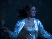 Mary (Sophie Imelmann) tr&auml;umt von einer Vers&ouml;hnung mit Phillip.