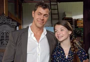 Dr. Christoph Lentz (Sven Martinek) mit Tochter Rebecca (Elisabeth B&ouml;hm).