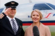 Flugplatz Uelzen: "Malte-Air" feiert die Er&ouml;ffnung seiner Liniendienste. Zusammen mit dem Start seiner Fluglinie gibt Airline-Chef Malte Neumann (Marcus Bluhm, l.) &uuml;berraschend seine Verlobung mit Tine Hedelund (Maike Bollow, r.), der bekannten Designerin aus L&uuml;neburg bekannt. Sie scheint &uuml;ber die &ouml;ffentliche Inszenierung ihrer Verlobung nicht besonders gl&uuml;cklich zu sein.