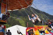 Hoagascht Moderator Richard Deutinger f&auml;hrt mit dem Kettenkarussell am Gauder Fest, w&auml;hrend ServusTV's Hoagascht AT "Gauder Fest" in Zell am Ziller, Tirol.