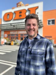 Reporter Ralf Herrmann taucht in die Welt von OBI ein - vom Blumenzulieferer bis zur Qualit&auml;tssicherung.