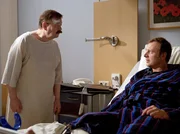 Werner Wagner (Ernst-Georg Schwill, links) versucht Dr. Ralph Groher (Christoph Grunert) klar zu machen, wie sehr er an seinem Beruf h&auml;ngt und dass jetzt, nur weil irgend so ein Lebensm&uuml;der aufs Gleis springt, alles vorbei sein kann.