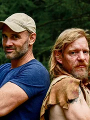 Will Lord und Ed Stafford posing for a photo.